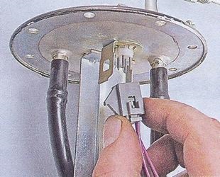 Датчик уровня топлива ВАЗ 2107 не работает: замена для инжектора и карбюратора